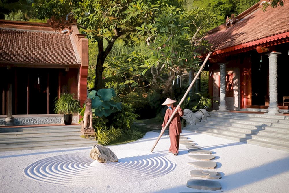 Sân sỏi trắng tinh khôi với 12 vòng tròn nhân duyên